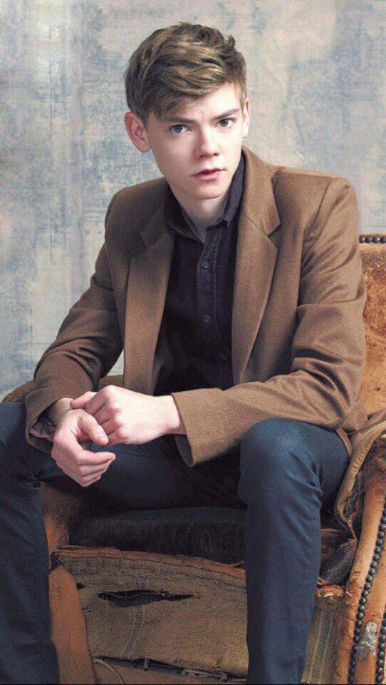 15 Potret Thomas Brodie Sangster Aktor Imut yang Gak Bisa Menua