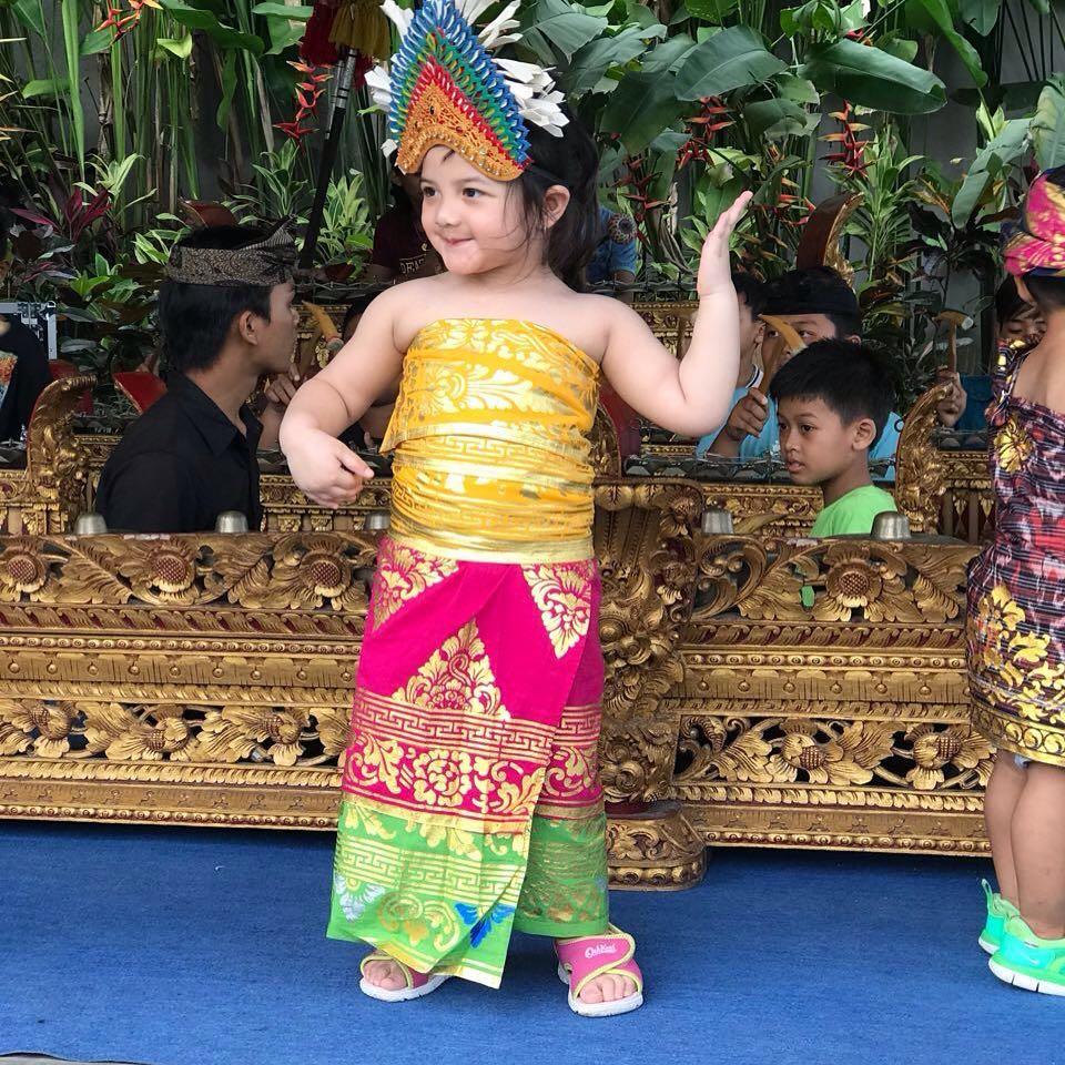 10 Penampilan Anak Artis Saat Pakai Baju  Adat Makin Gemas