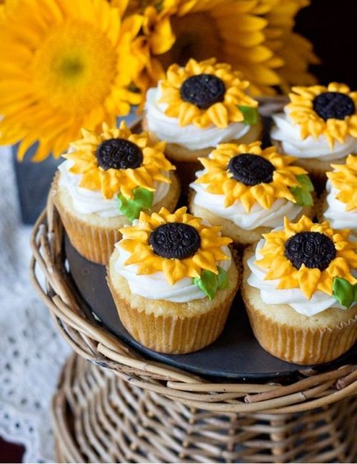 10 Bunga pada Kue Cantik Ini Ternyata Bisa Dimakan Lho, Enak Pula!