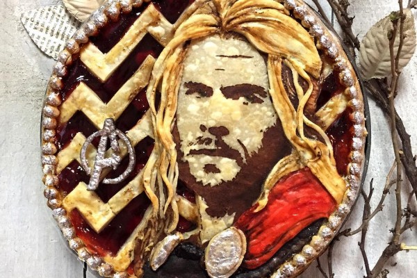 15 Kreasi Pie Keren Berlukis Wajah, Mirip Banget Sama Aslinya!