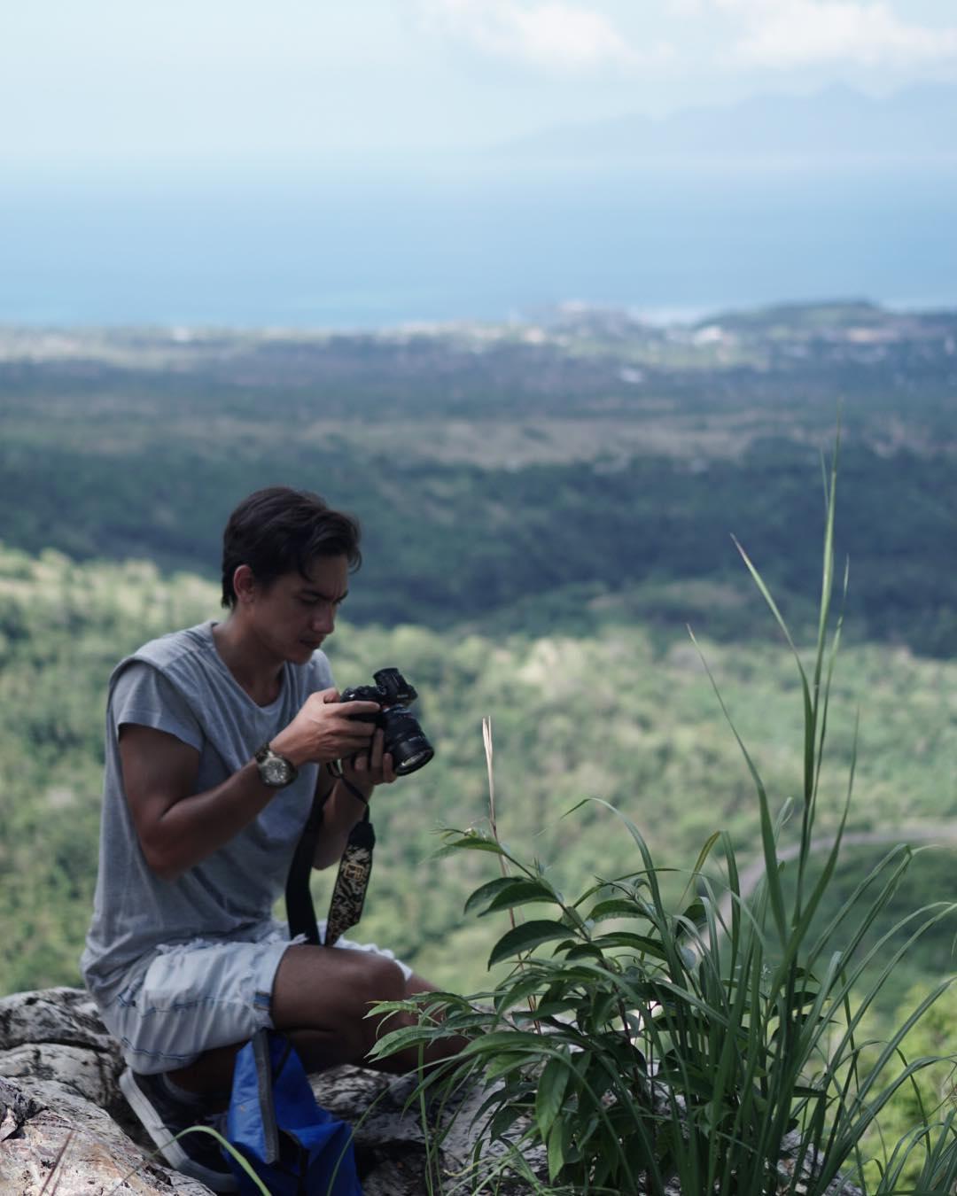 Jadi Pasangan Vanesha, Ini Beda Gaya Iqbaal dan Adipati Dolken