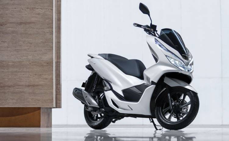 Honda PCX 150 Lokal Vs CBU, Apa Saja Kelebihannya?