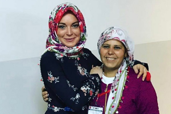 Adem Banget! 9 Potret Artis Hollywood Saat Berhijab, Ukhti Manis