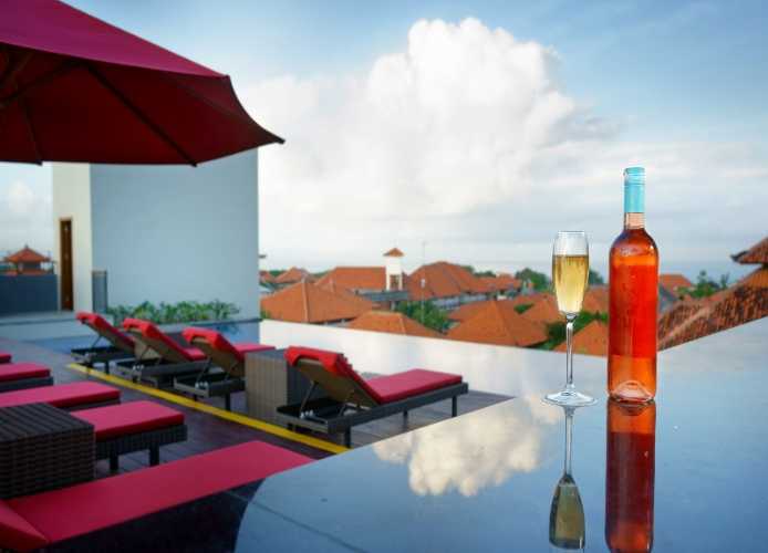 10 Infinity Pool Hotel Terbaik di Bali, Bikin Lupa Waktu Deh!