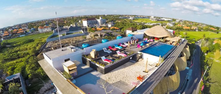 10 Infinity Pool Hotel Terbaik di Bali, Bikin Lupa Waktu Deh!