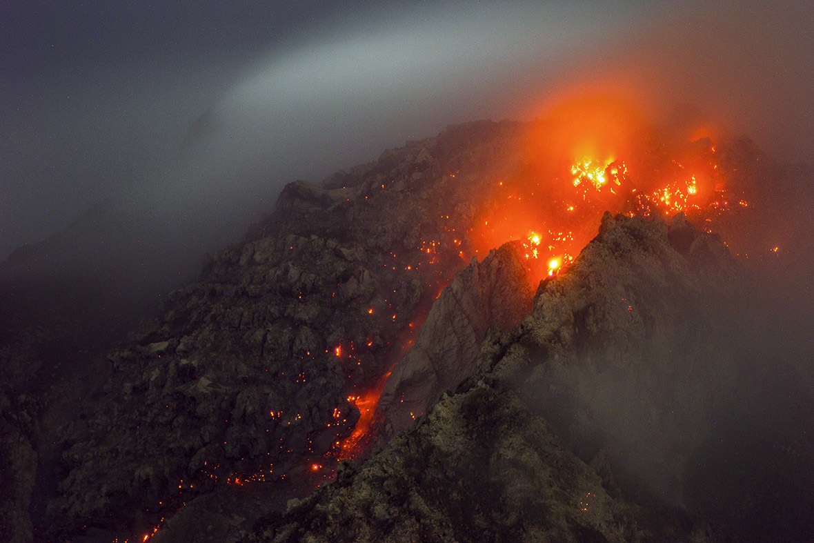 Ngeri Tapi Indah Inilah 14 Potret Unik Letusan Gunung Sinabung