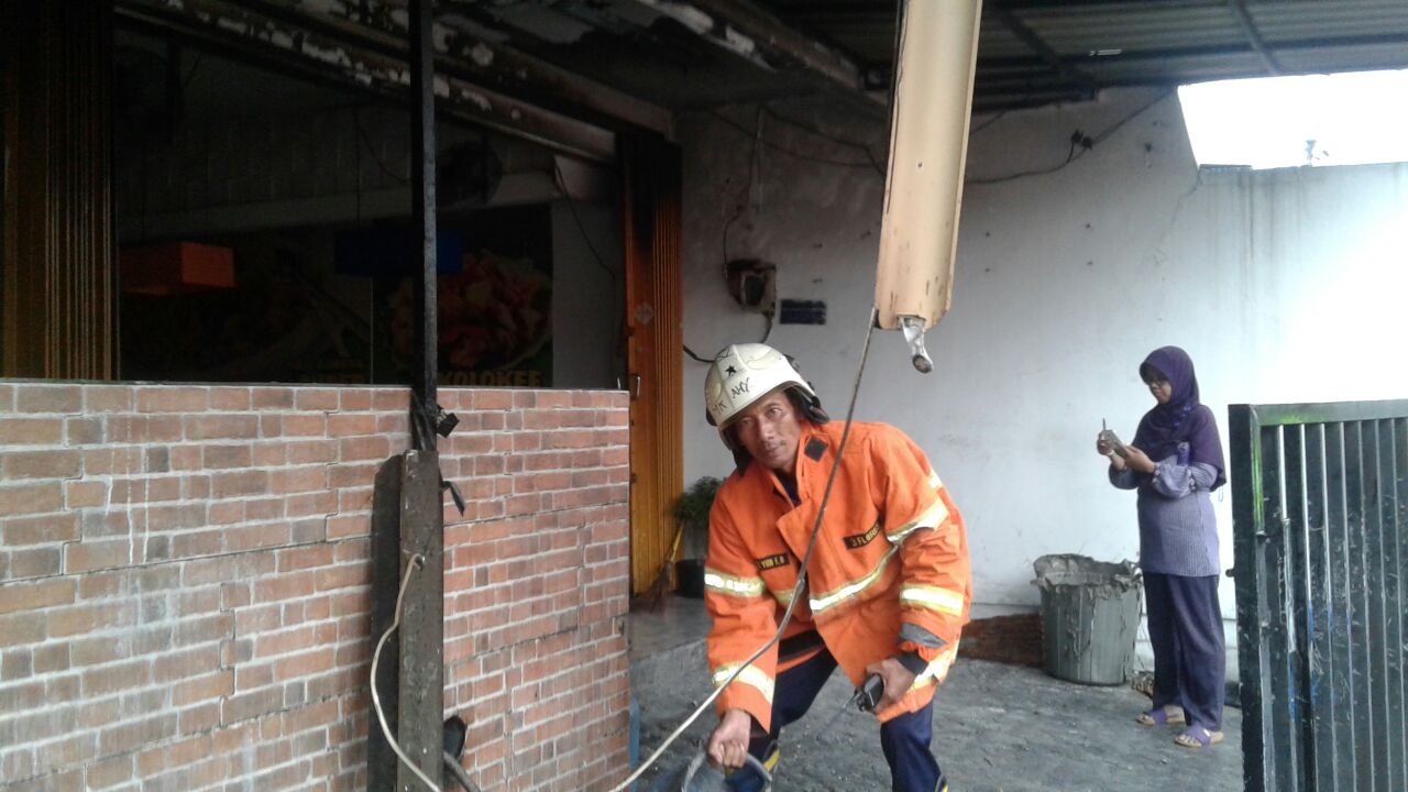 Diduga Korsleting, Rumah Makan 3 Lantai di Bukit Bintang Terbakar