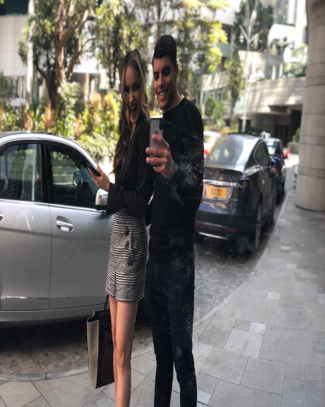 Bikin Baper, Ini 9 Potret Romantis Cinta Laura dan 'Teman Spesial'