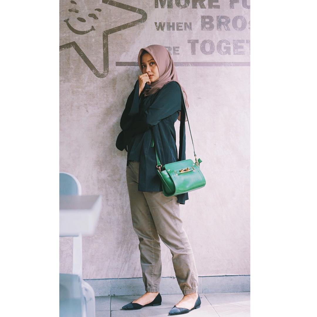 8 Gaya Hijab Elegan ala Linda Kayhz, Cocok Jadi Referensi Tiap Hari