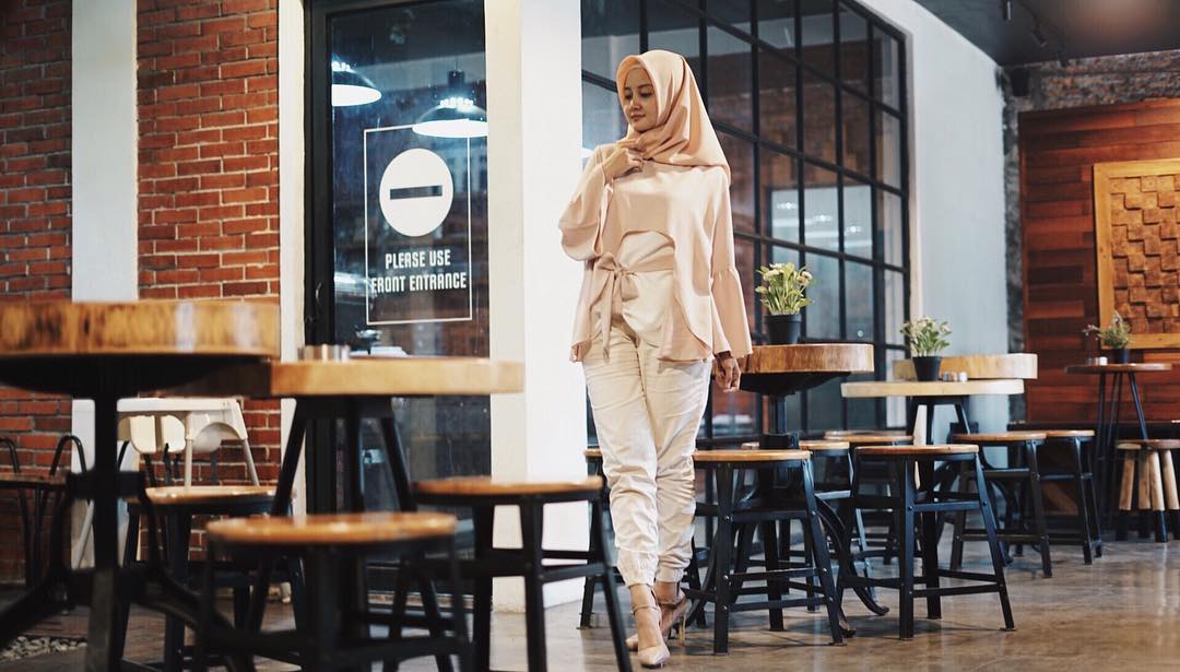 8 Gaya Hijab Elegan ala Linda Kayhz, Cocok Jadi Referensi Tiap Hari