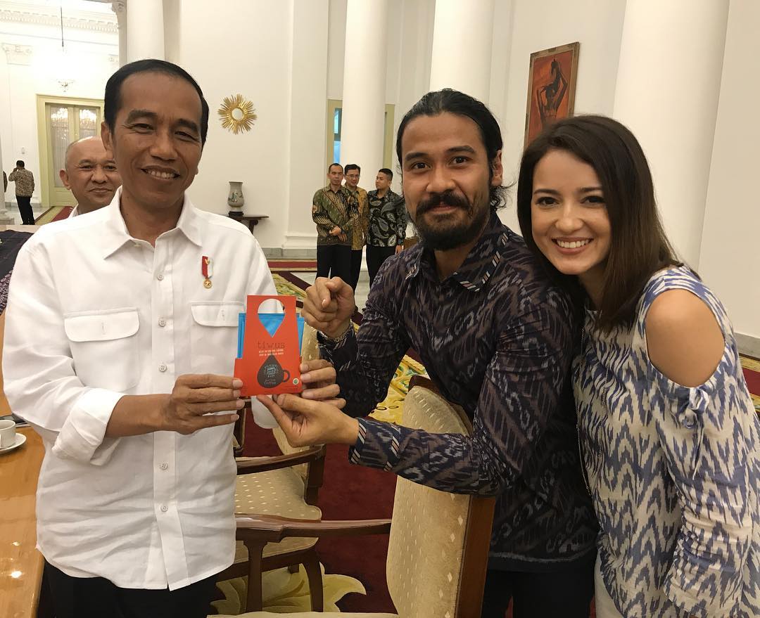 10 Pose Seleb Ketika Foto Bareng Presiden Jokowi  Bangga 