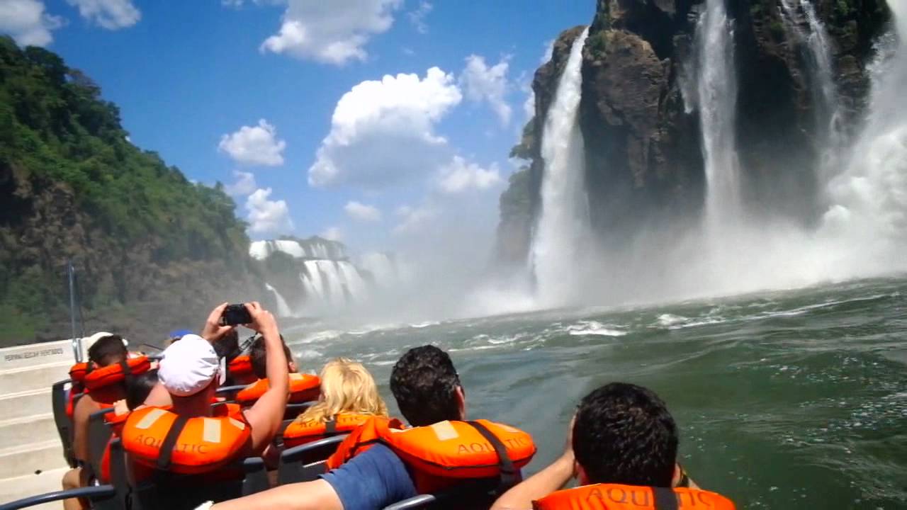 Катер водопад. Водопад лодка. Экскурсия Макуко-сафари Бразилия. Waterfall Boat trips Iguazu Falls. Летний экстрим в Азербайджане.