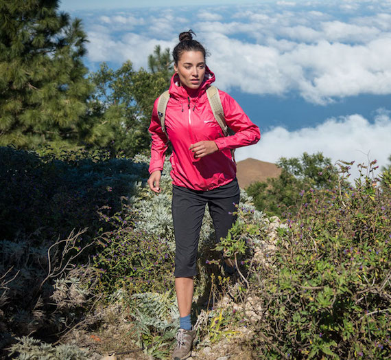 8 Merek Jaket Outdoor Terbaik untuk Cewek, Tetap Hits Meski di Gunung