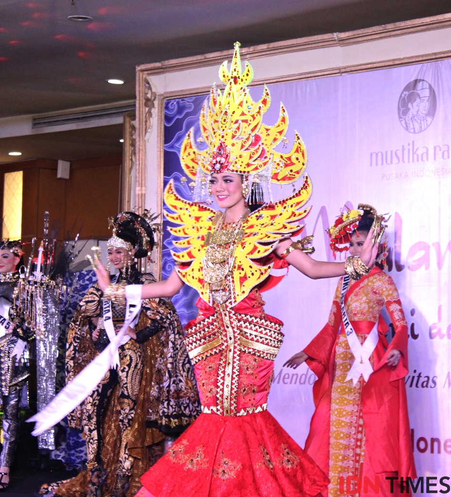 16 Potret Kostum Tradisional Puteri Indonesia 2018 Yang Cetar Banget