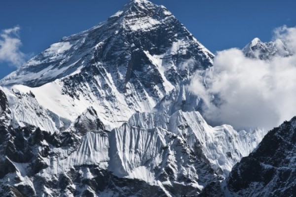 6 Fakta Gunung Carstensz Ini Bikin Berpikir Dua Kali untuk Mendakinya