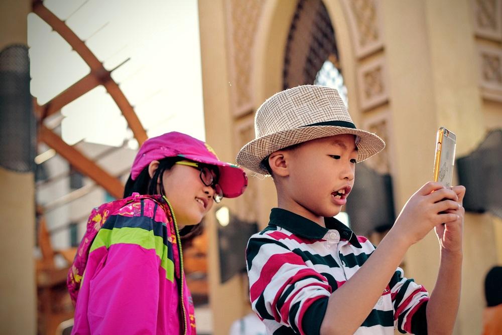 7 Tingkah Konyol Adik yang Justru Bikin Kakak Makin Sayang