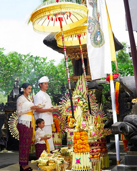 Rayakan Nyepi Ini 10 Potret Adem Keluarga Kecil Happy Salma