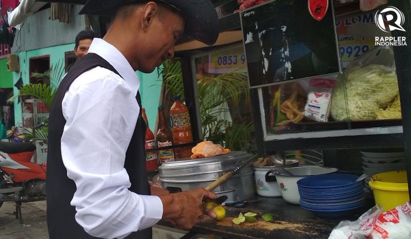 Kisah Si Penjual Bakso Berdasi yang Suka Tampil Rapi