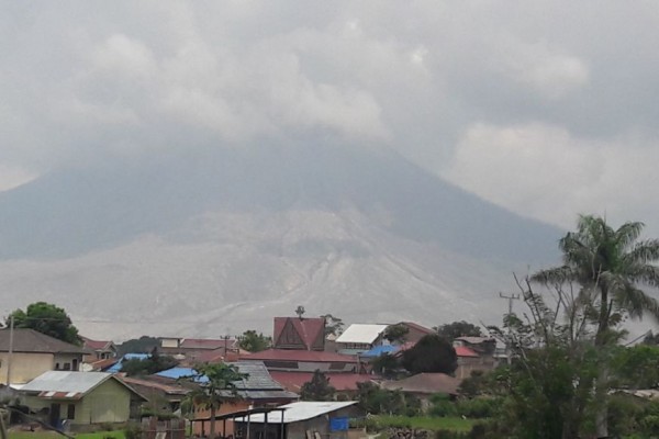 Cerita Mak Dayat, yang Hidup Dikepung Erupsi Sinabung