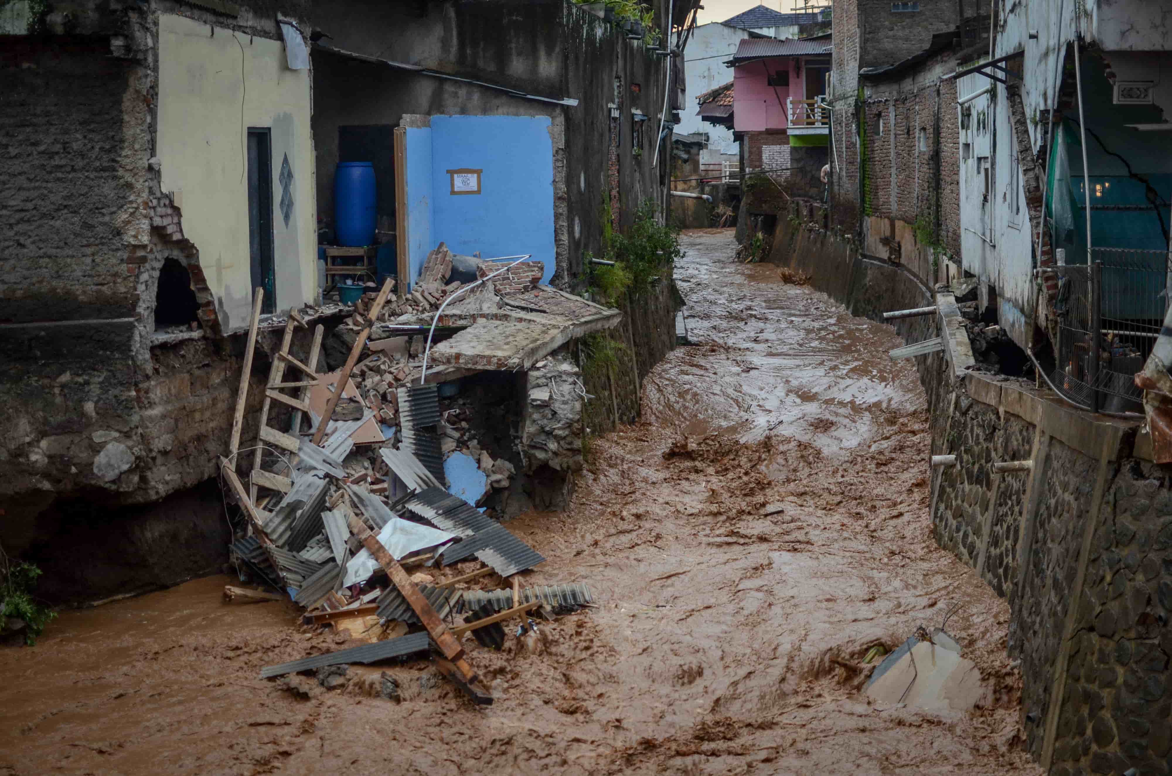 Banjir Bandang Terjang Bandung, Menyisakan Lumpur Tebal