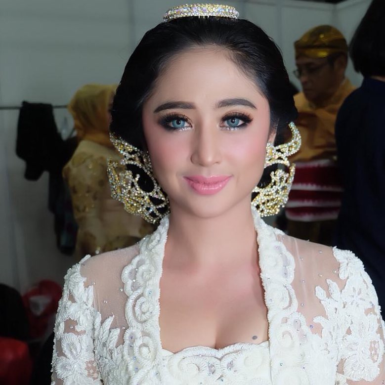 10 Potret Resepsi Pernikahan Dewi Perssik & Angga 