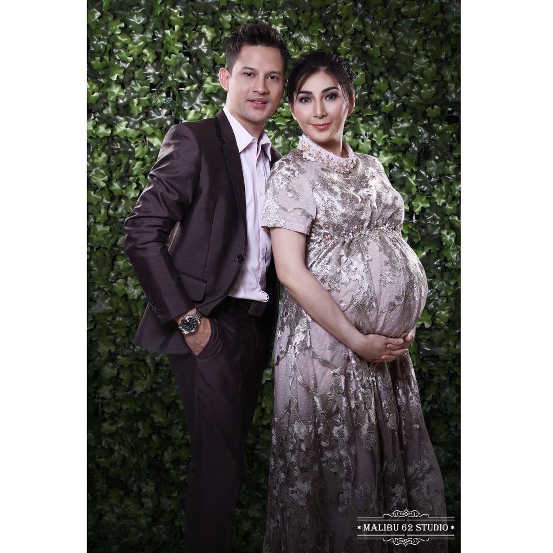 Jauh Dari Gosip 10 Potret Mesra Maternity Lucky Perdana Istri