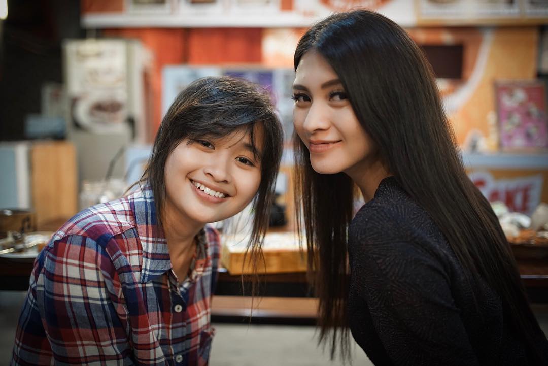 Usia Terpaut Jauh, 10 Persahabatan Artis Ini Friendship Goals Banget