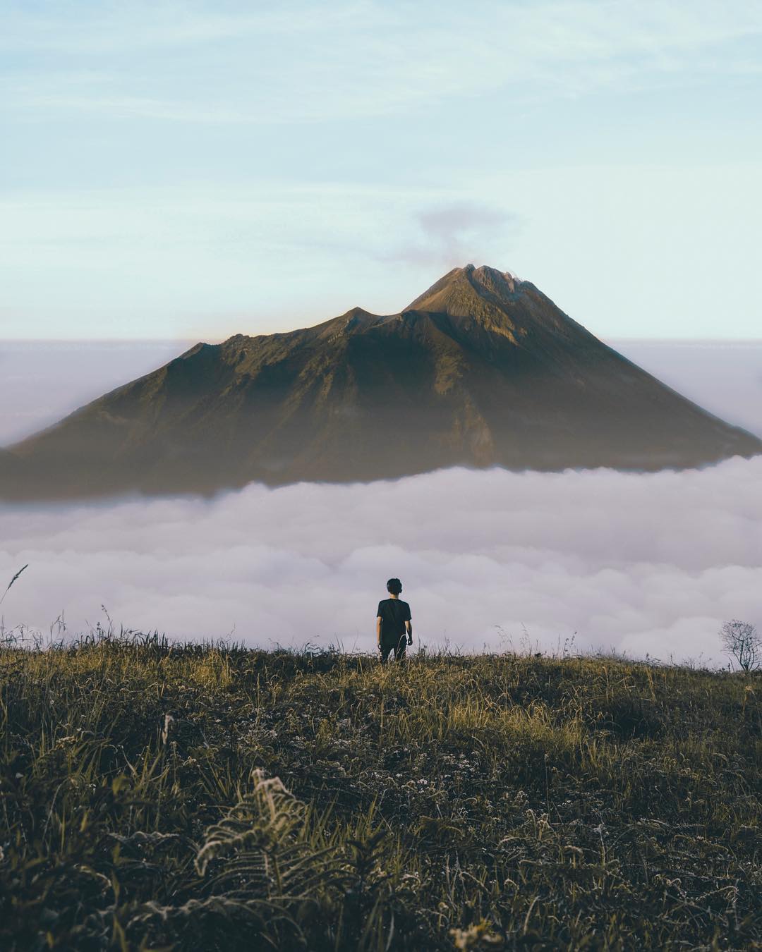 15 Foto Terindah Dari Atas Gunung Indonesia