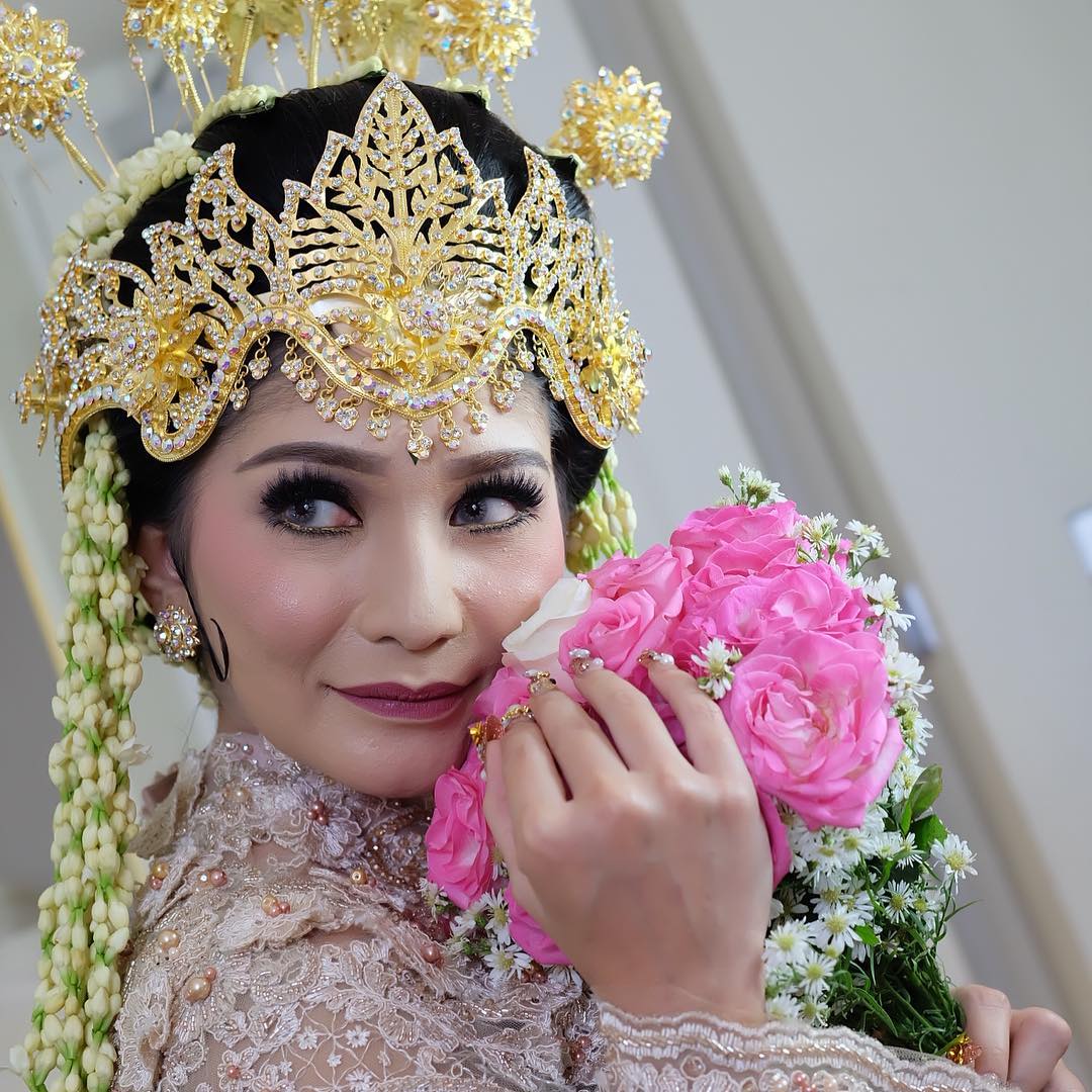 10 Pernikahan Artis  dengan Adat Sunda  Auranya Bak Putri 