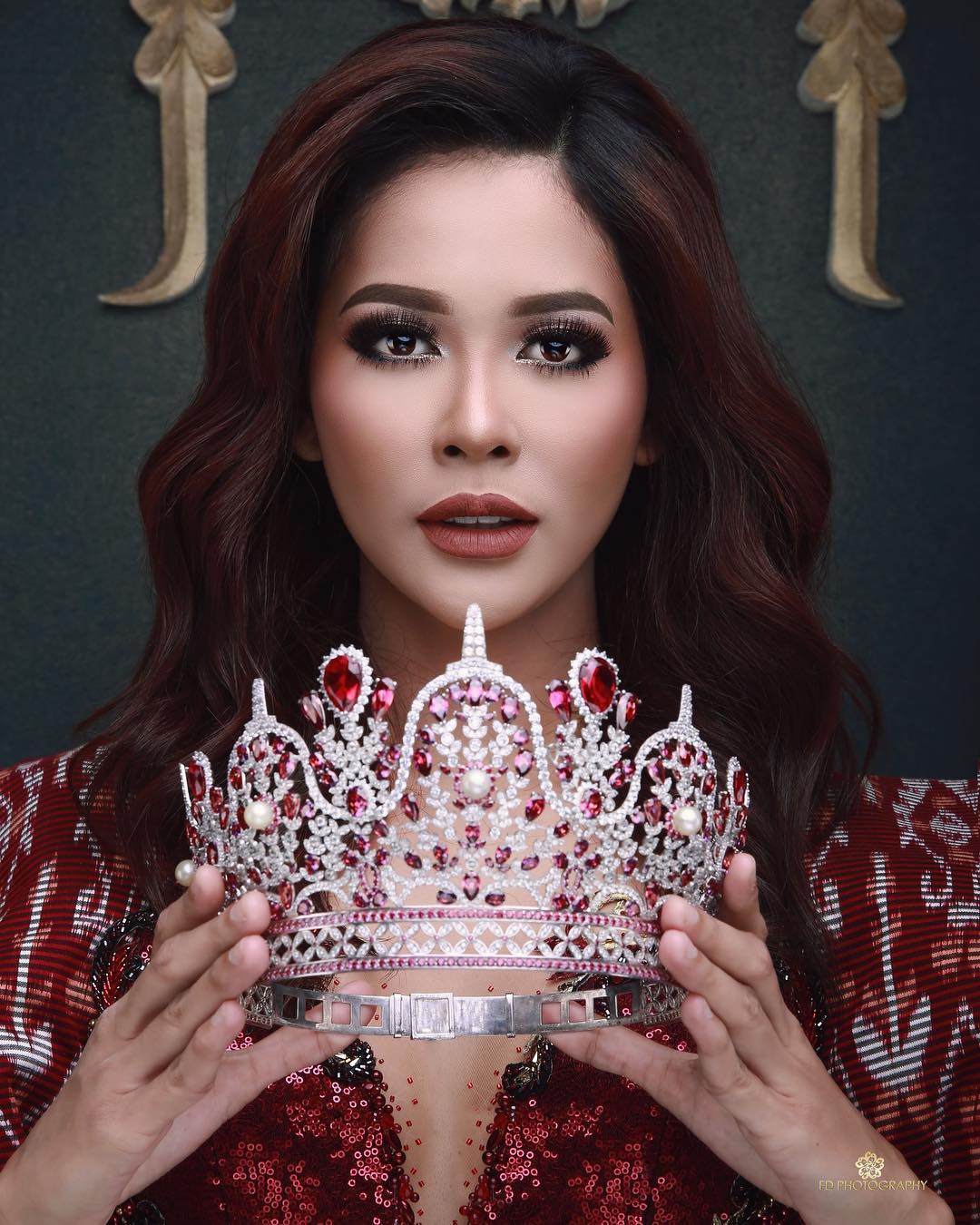 4. Bunga mewakili Indonesia dalam dalam ajang Miss Universe lalu, sayang be...