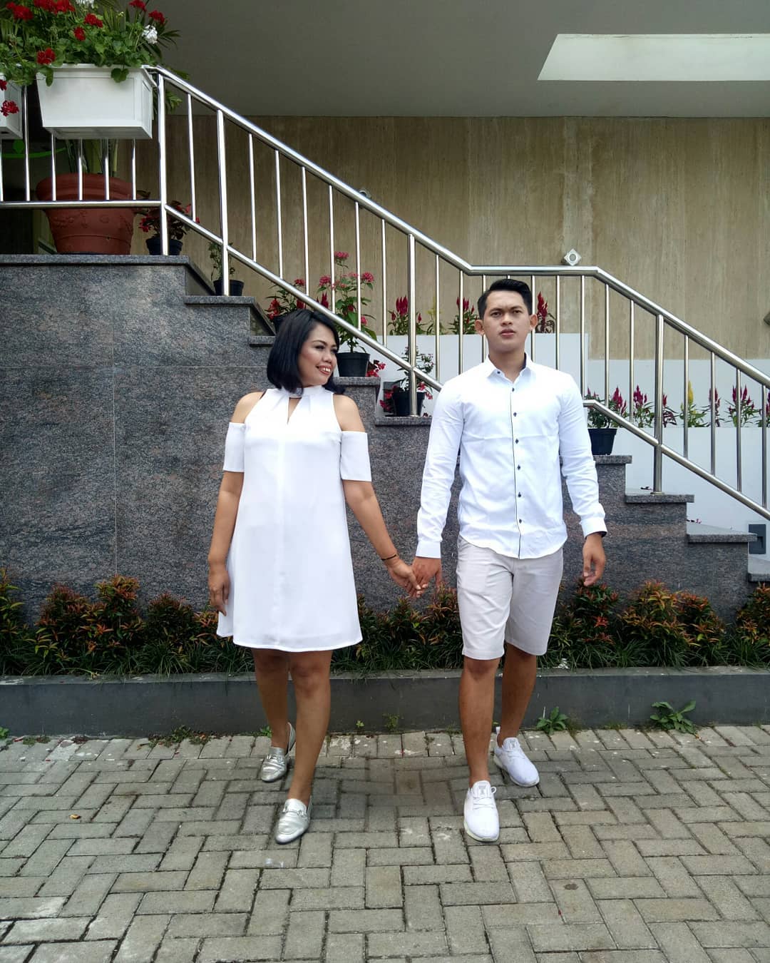 Makin Mesra Ini 10 Pemotretan Romantis Elly Sugigi Pacar Mudanya