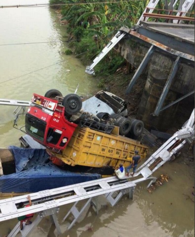 FOTO: Ambrolnya Jembatan Widang di Tuban