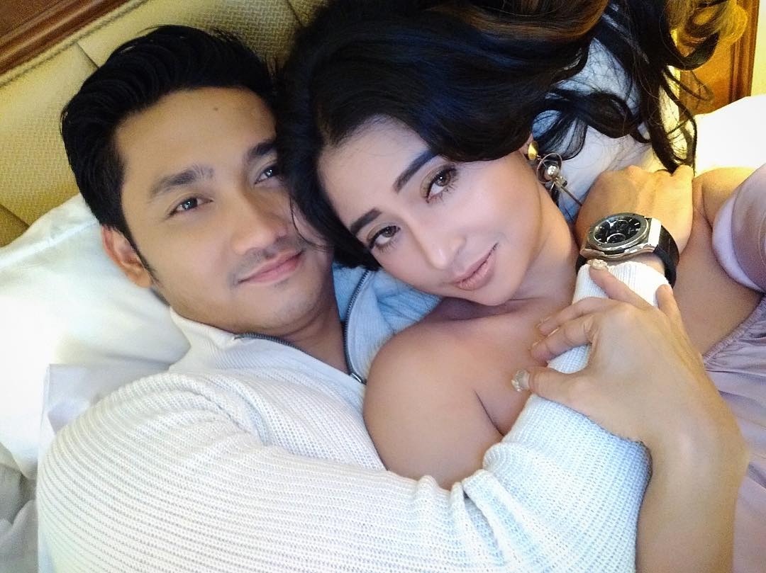 Disebut Hot Couple Ini 10 Potret Kemesraan Dewi Perssik Dan Suami