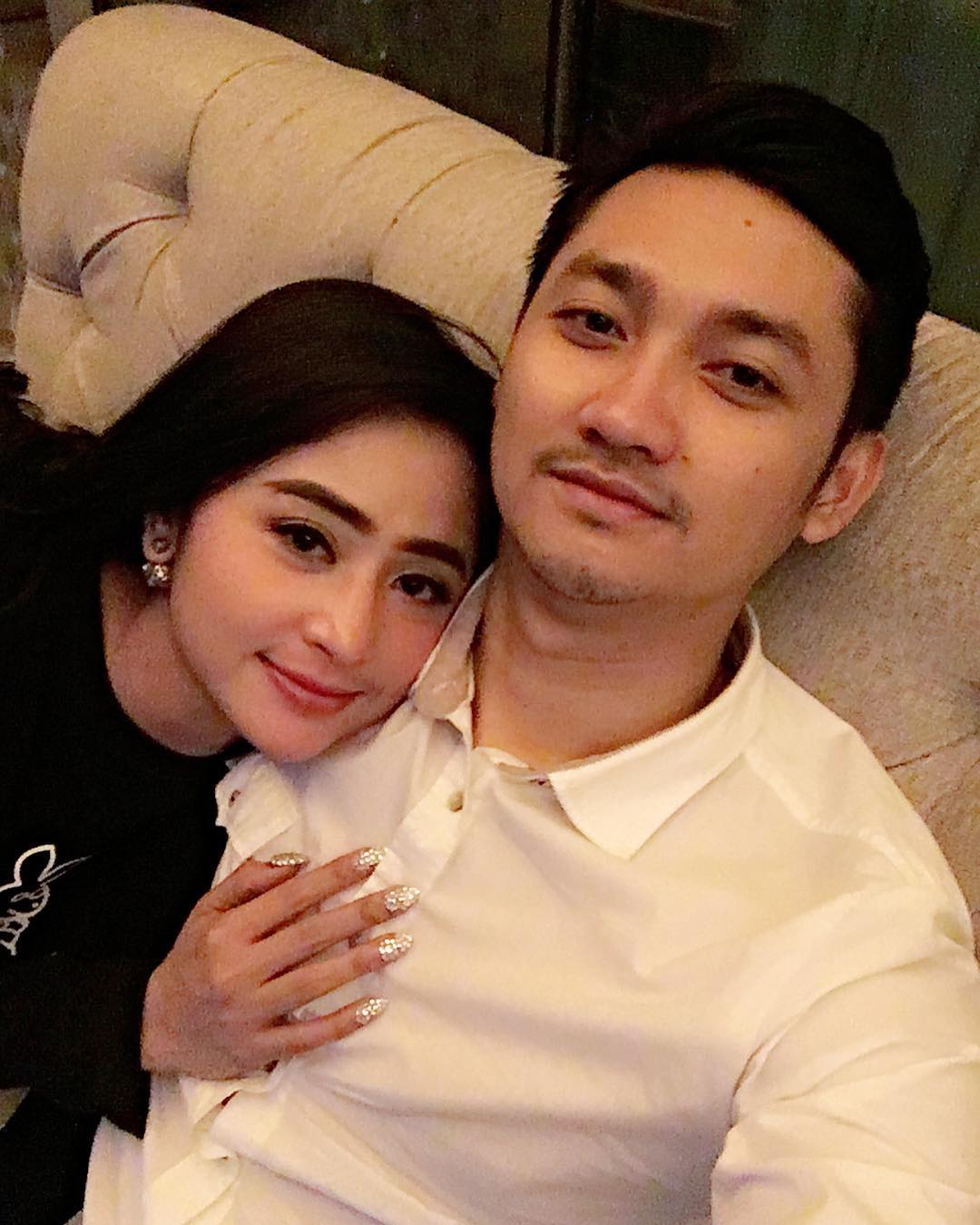 Disebut Hot Couple, Ini 10 Potret Kemesraan Dewi Perssik Dan Suami