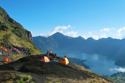 10 Gunung Tertinggi di Indonesia yang Menawan, Impian Para Pendaki Nih