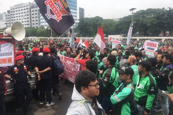 24 Agustus, Ribuan Ojol Geruduk Gedung Grahadi Surabaya