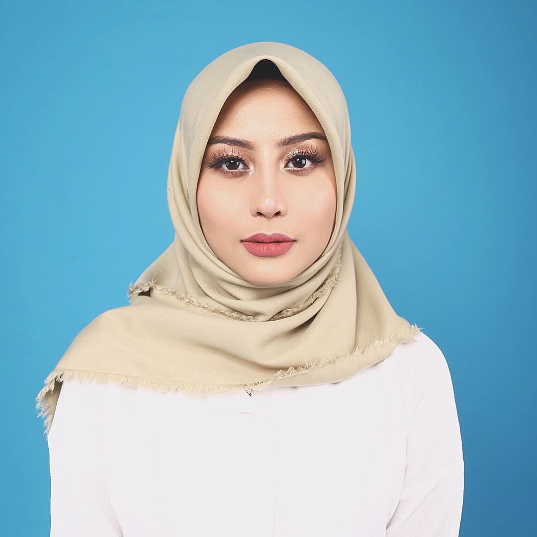10 Foto Manis Awkarin Dengan Balutan Hijab Bikin Pangling Banget