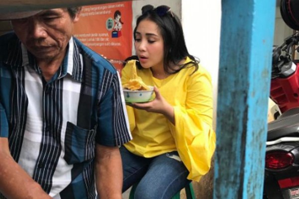 Hasil gambar untuk nagita slavina makan di pinggir jalan