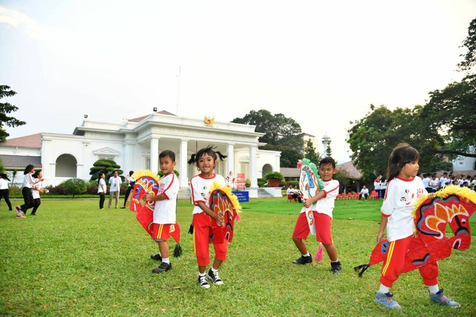 Momen Seru Saat Jokowi Dan Ibu Negara Bermain Permainan Tradisional Nostalgia Nih 1