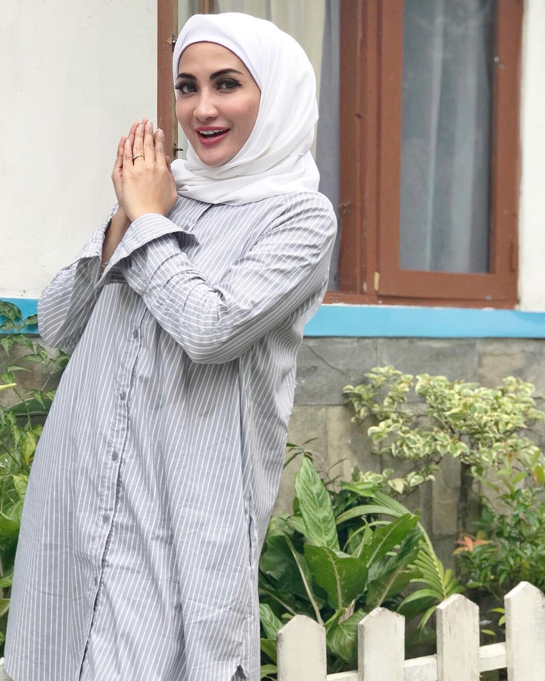 10 Penampilan Natalie Sarah Dengan Hijab Ini Bikin Adem Memukau