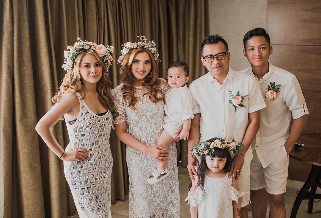 Selalu Akur dan Kompak, 5 Keluarga Artis Ini Family Goals 