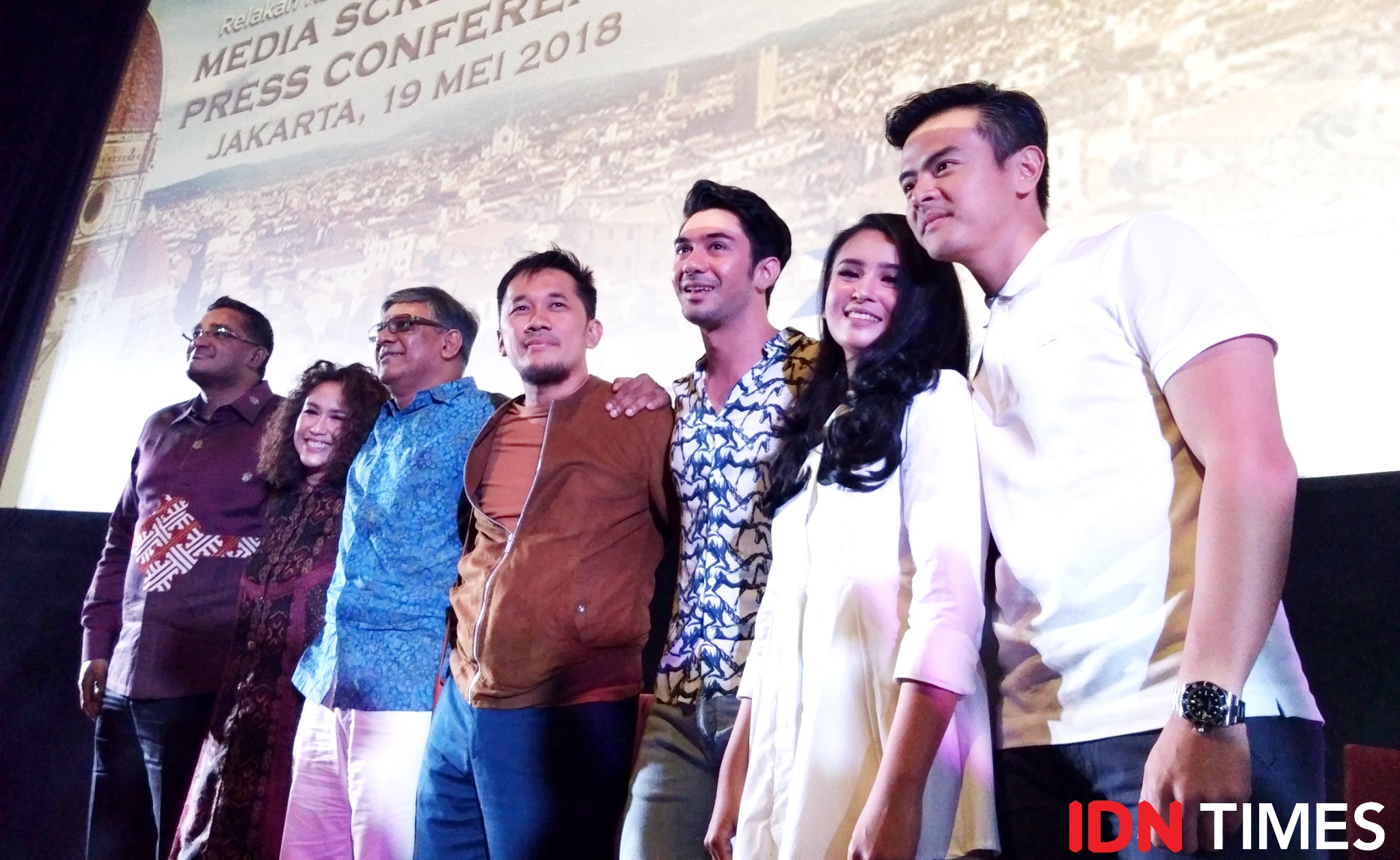 Penuh Tanda Tanya, 7 Hal yang Bikin Penasaran dari Film 