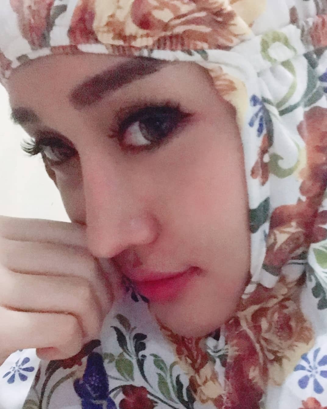 UP 9 Potret Manis Lucinta Luna Dalam Balutan Hijab Bikin Pangling