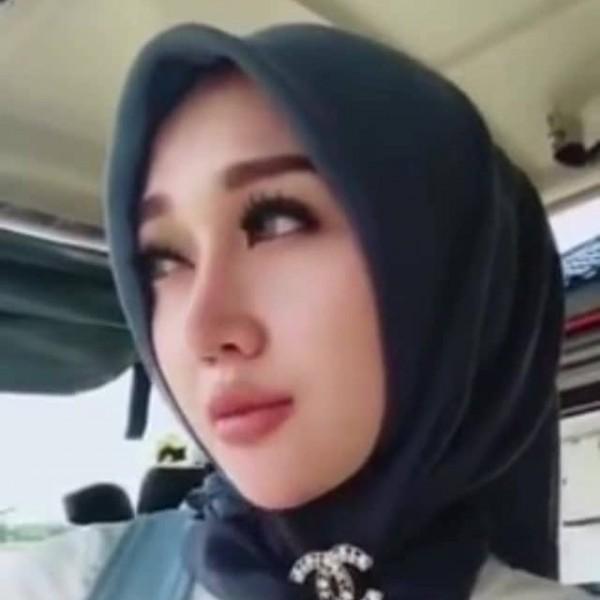 9 Potret Manis Lucinta Luna dalam Balutan Hijab, Bikin Pangling