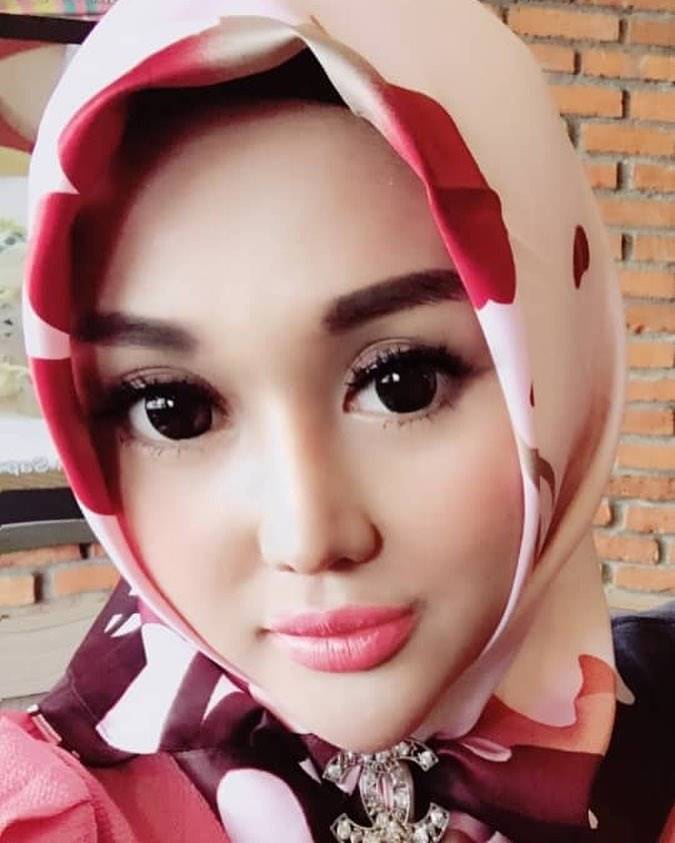 9 Potret Manis Lucinta Luna Dalam Balutan Hijab, Bikin Pangling