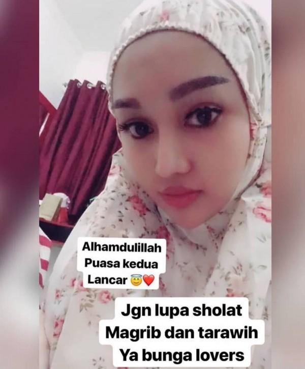 9 Potret Manis Lucinta Luna dalam Balutan Hijab, Bikin Pangling