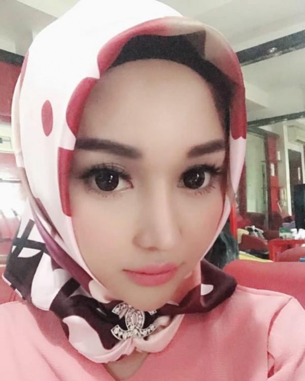 9 Potret Manis Lucinta Luna dalam Balutan Hijab, Bikin Pangling