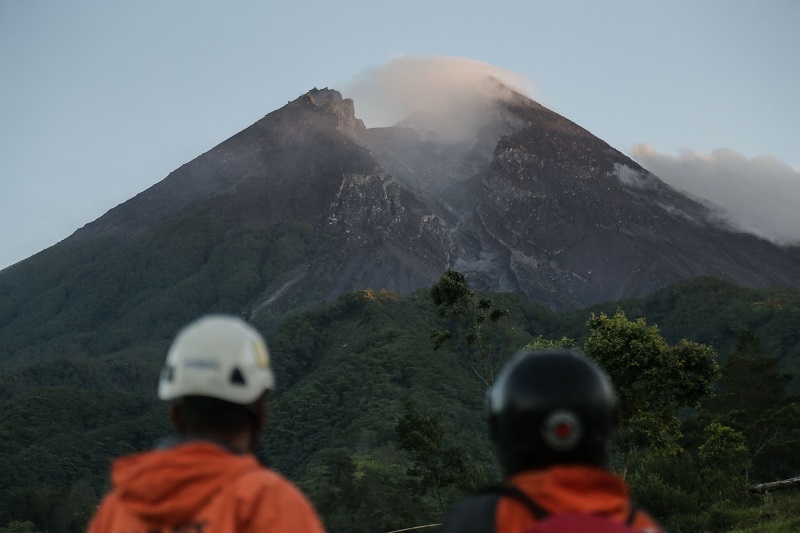 Gunung Merapi Dua Kali Luncurkan Lava Pijar Minggu Dini Hari