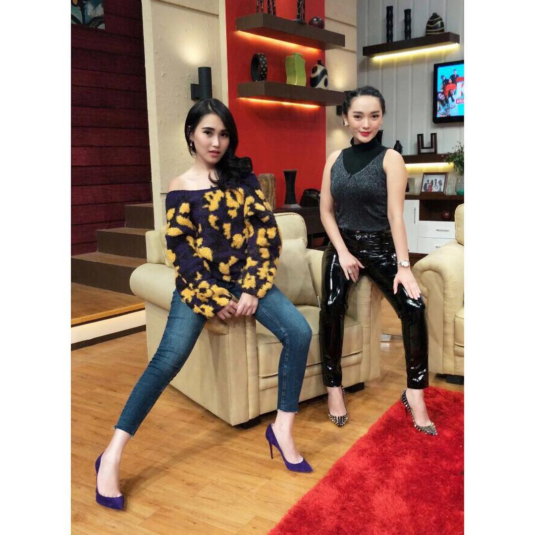 10 Potret Kompak Ayu Ting Ting dan Zaskia Gotik yang Bikin Kangen Jupe
