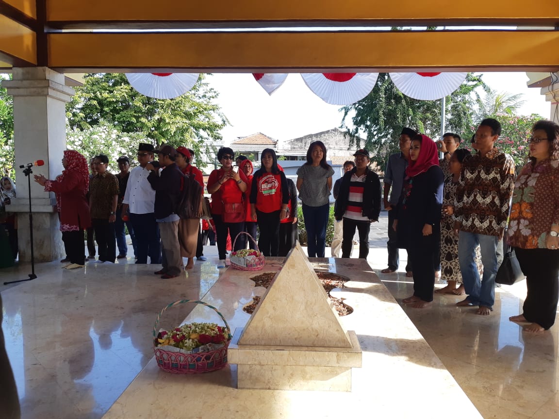 Ziarah ke Makam WR Soepratman, Puti Minta Millennial Tiru Kreatifitasnya